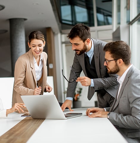 young-business-people-sitting-min